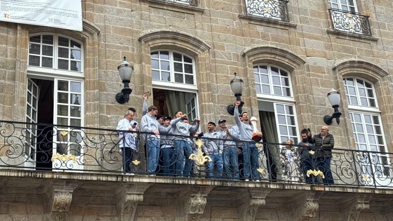 O Monbus Obradoiro recibe a benvida da alcaldesa no Pazo de Raxoi tras lograr o ascenso á ACB