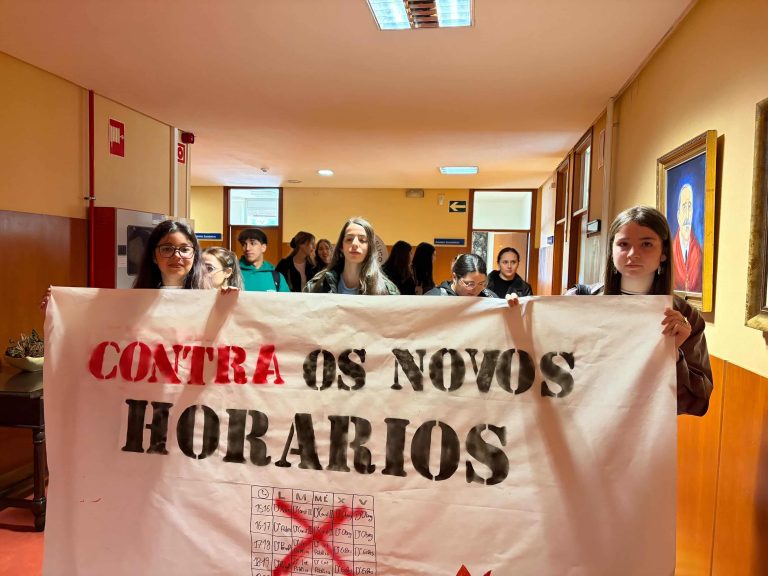 Erguer mobiliza alumnado en Dereito da USC contra o novo modelo de horarios e reclama máis participación estudantil