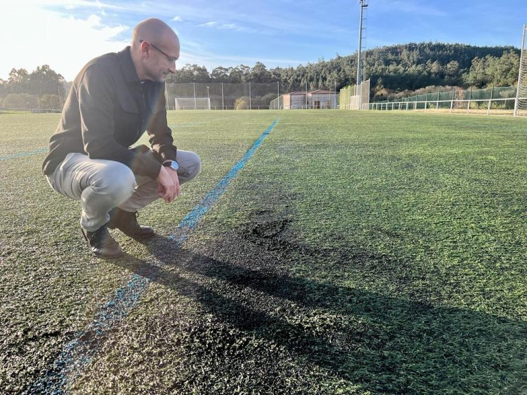 Muíños denuncia o bloqueo da renovación do céspede do campo de fútbol de Villestro e reclama un calendario claro de execución