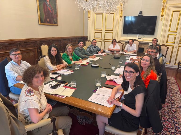 A alcaldesa de Santiago e a reitora da USC activan unha mesa de traballo conxunta para reforzar a colaboración institucional