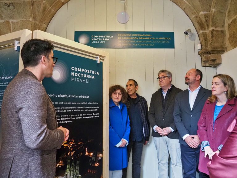 ‘Compostela nocturna, mírame!’ trasládase a Cornes para achegar á veciñanza o futuro proxecto de iluminación da Catedral