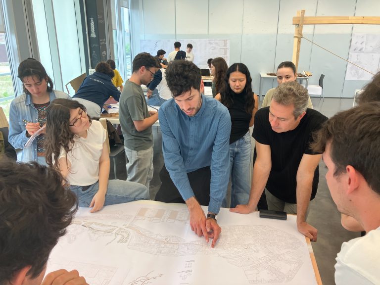 O concelleiro Iago Lestegás participa nun taller sobre proxectos urbanísticos na cidade nunha escola de arquitectura catalá