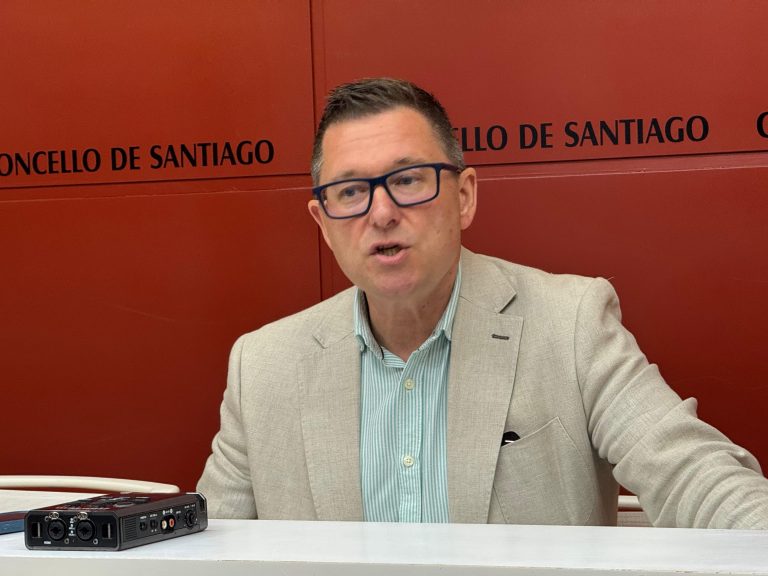 O PP acusa ao goberno local de atrasar o cobro dos salarios pendentes nos centros socioculturais de Santiago