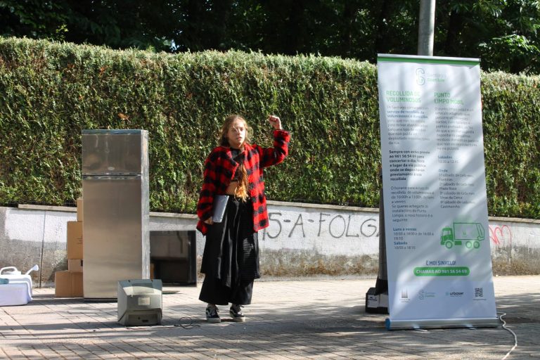 ‘De luxo a lixo’ leva ao Campus Vida unha acción teatral para concienciar sobre o abandono de residuos voluminosos
