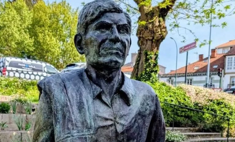 Vandalizan con pintura vermella a estatua de Moncho Reboiras