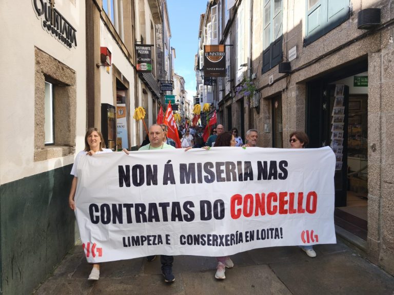 A folga do persoal de limpeza e conserxería dos CEIP de Santiago mobiliza os traballadores ata Raxoi para denunciar a súa situación laboral