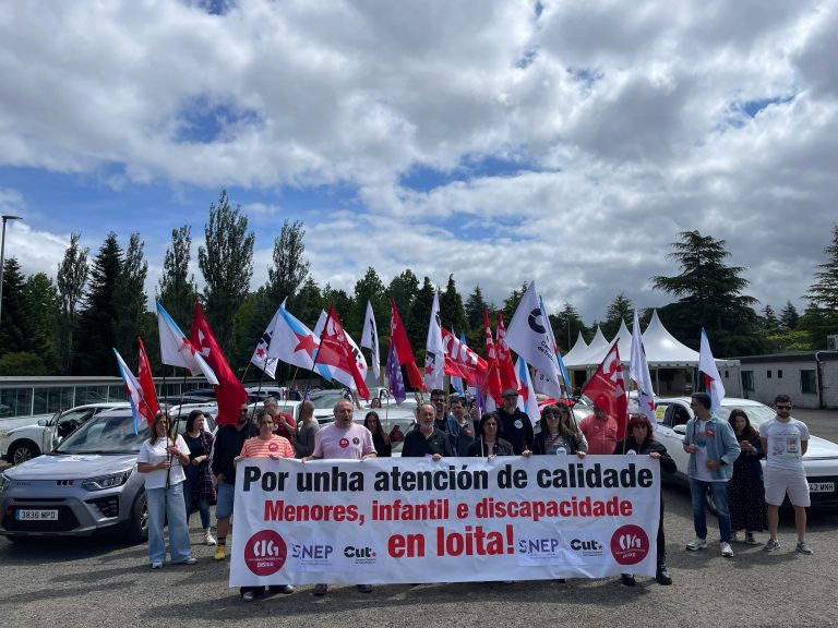 Unha caravana reivindicativa percorre Santiago para reclamar melloras laborais nos sectores da discapacidade, menores e educación infantil