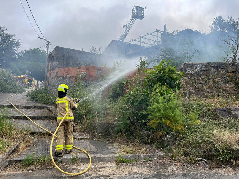 Un incendio nunha vivenda de Conxo obriga a desaloxar o colexio Cardeal Quiroga Palacios