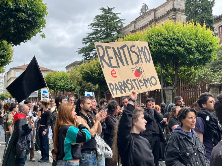 Máis dun milleiro de persoas maniféstanse en Santiago para reclamar medidas fronte á crise da vivenda