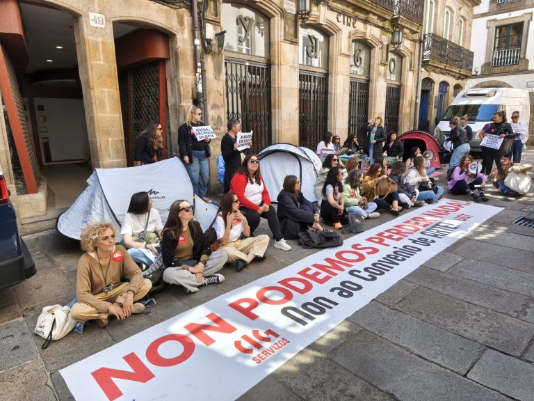 A protesta do téxtil trasládase a Santiago e acampan fronte á Confederación de Empresarios