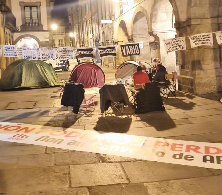 As traballadoras do téxtil avalían novas mobilizacións tras levantar a acampada trasladada a Santiago