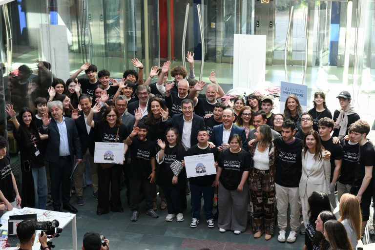 Román Rodríguez clausura en Santiago o proxecto ‘Talentos Inclusivos’, no que 16 centros deseñaron solucións tecnolóxicas para a diversidade