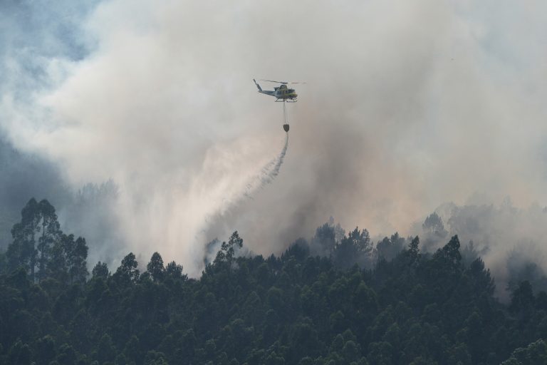 Controlado o incendio de Brión tras queimar 4 hectáreas
