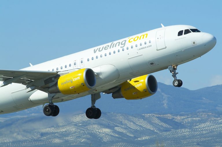 Vueling lanza unha promoción con voos desde Santiago a partir de 23 euros ata decembro