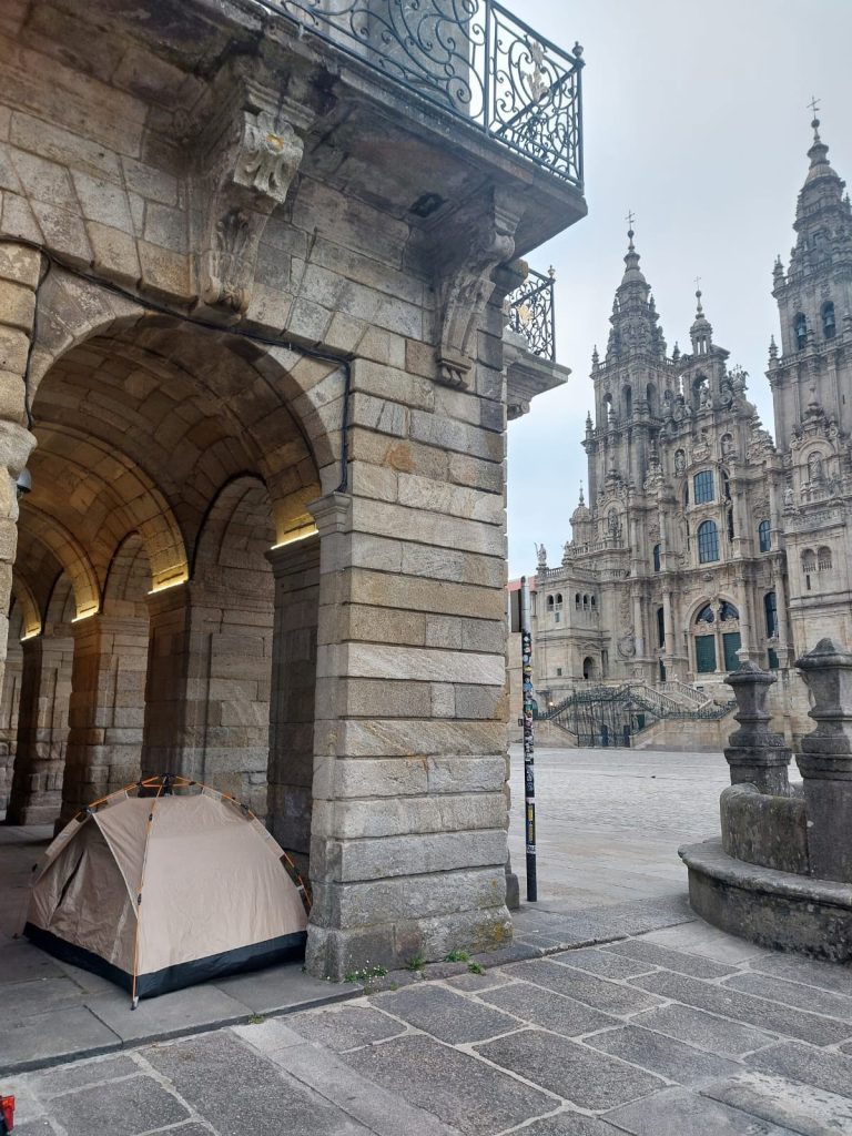Desaloxan por segundo día consecutivo un peregrino acampado nos soportais do Pazo de Raxoi, no Obradoiro