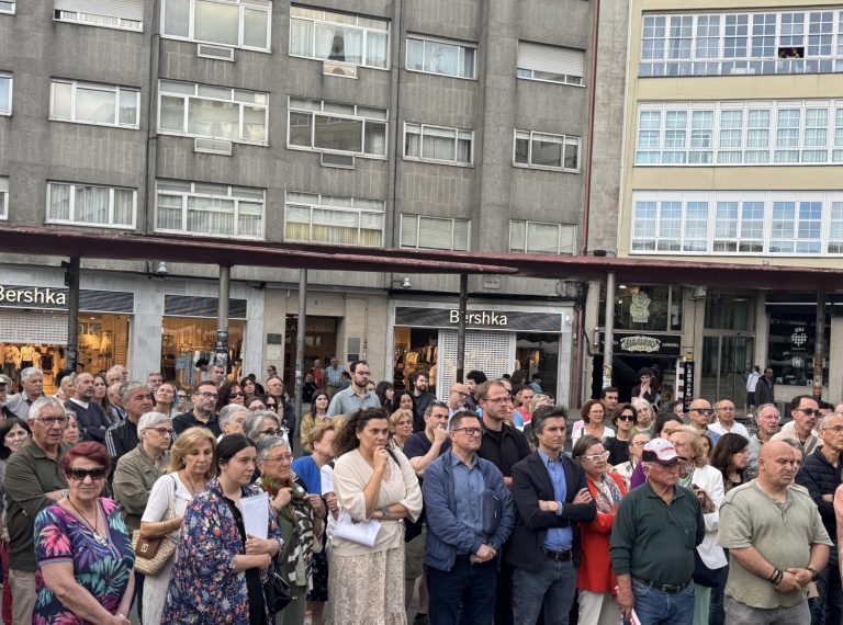 O PP de Santiago reclama medidas ante a inseguridade durante unha mobilización veciñal na Praza Roxa