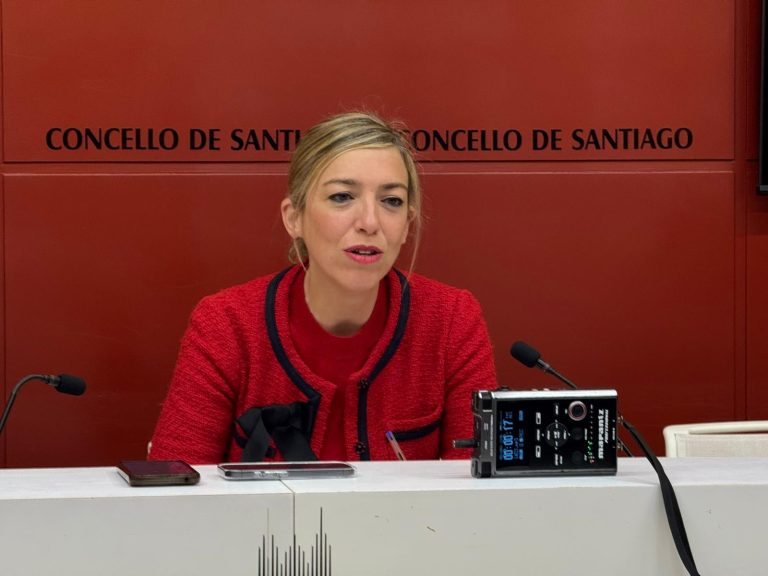 O PP reclama executar o contrato de sinalización intelixente do patrimonio e Sanmartín asegura que xa está en marcha