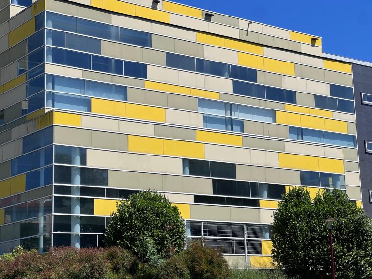 Temperaturas de máis de 30 graos e goteiras: o comité de empresa denuncia tres anos sen solucións na residencia DomusVi de Pontepedriña