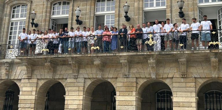 A SD Compostela celebra no Concello o seu ascenso á Segunda Federación