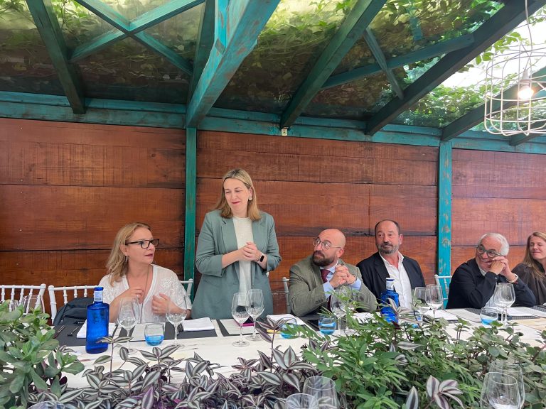 A conexión aérea entre Santiago e Jerez reforza a promoción turística entre Galicia e Cádiz