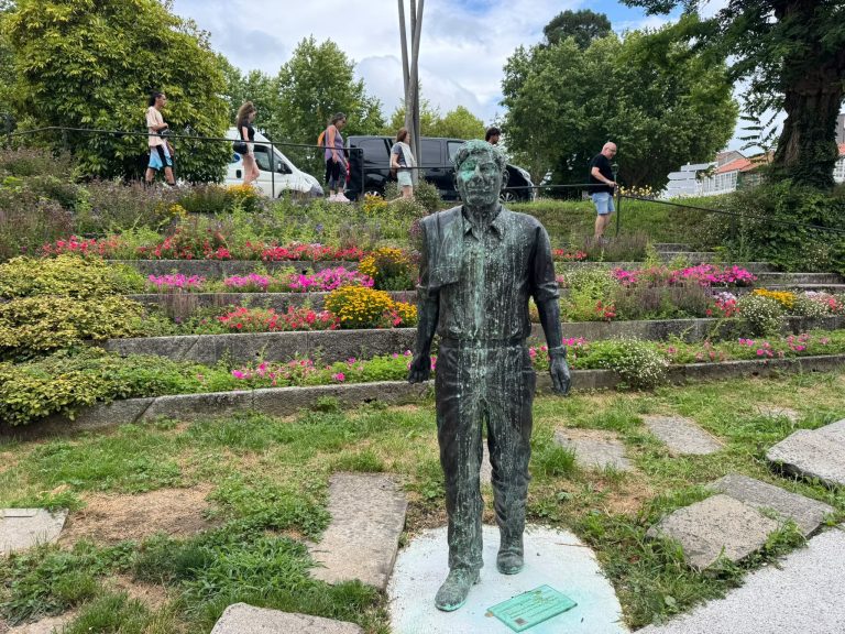 Nova agresión a estatua de Moncho Reboiras en Santiago