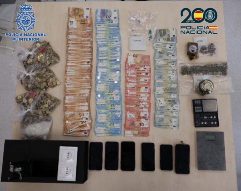 Desarticulado en Santiago un clan familiar que vendía droga nunha vivenda blindada con reixas e unha xanela para entregar doses
