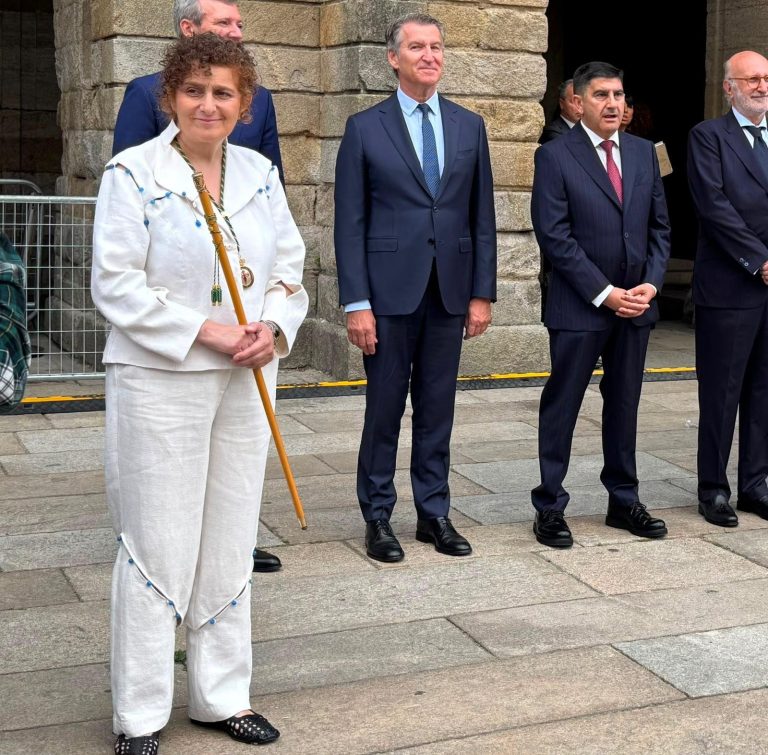 Liño, artesanía galega e memoria feminina no traxe da alcaldesa de Santiago