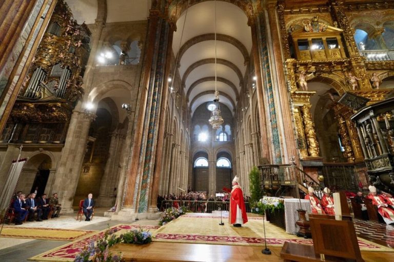 O arcebispo de Santiago chama a recoñecer a dignidade de toda persoa na Ofrenda ao Apóstolo