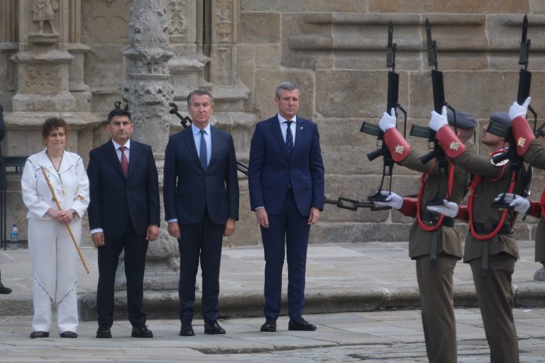 Santiago vive un multitudinario Día de Galicia entre tradición, política e festa