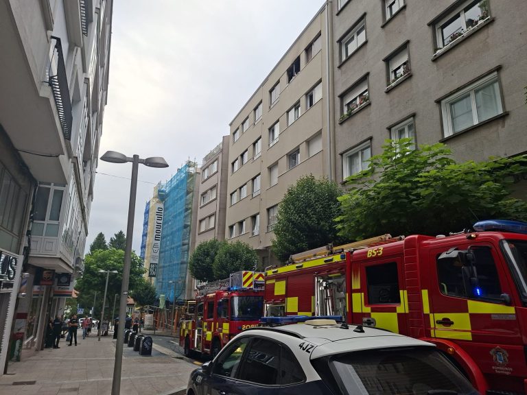 Un incendio calcina unha habitación dunha vivenda no centro de Santiago