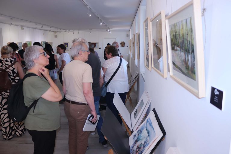 Brión abre ao público unha mostra con 33 obras doadas en homenaxe a Xosé Vizoso