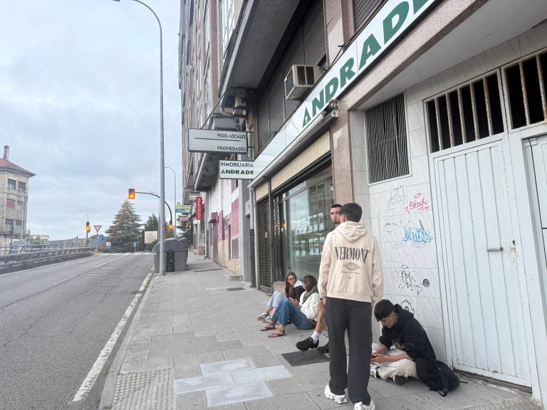 Decenas de estudantes fan cola desde a madrugada para conseguir piso: “Chegamos ás 05:00”