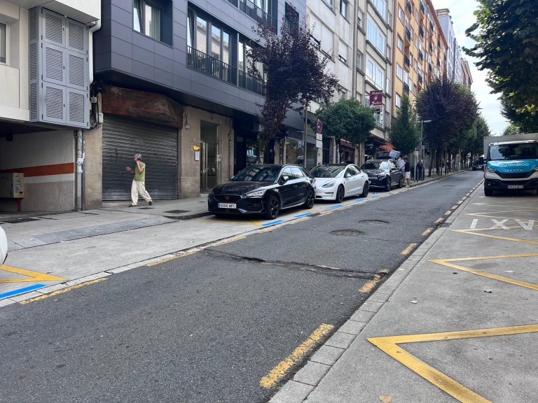 Un ciclista resulta ferido leve tras caer por unha fochanca en San Pedro de Mezonzo