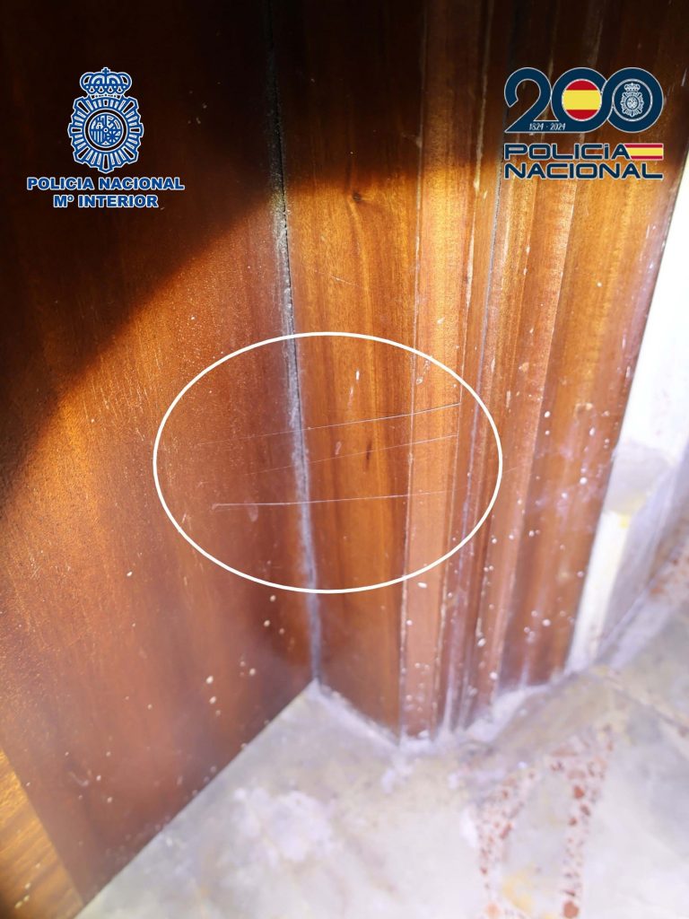 Dous detidos en Santiago mentres roubaban xoias nun domicilio do centro