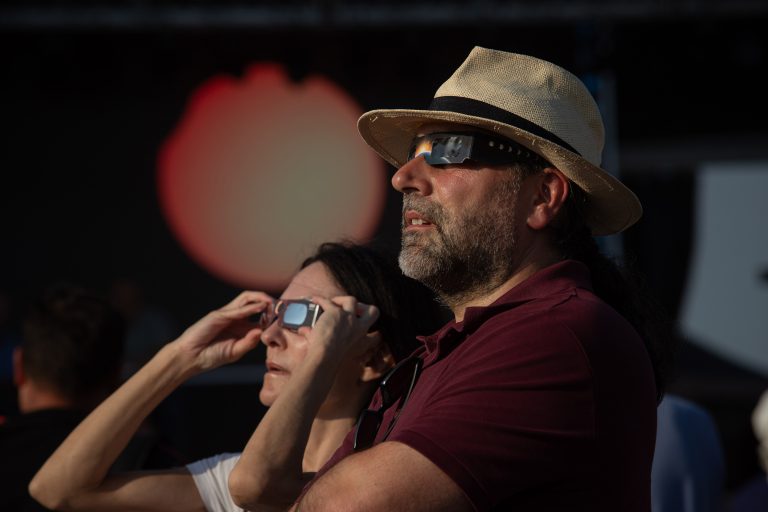 Galicia, responsable coa eclipse: non se rexistran polo momento grandes lesións oculares