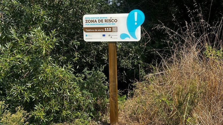 A Xunta instala 15 paneis no río Sar para advertir do risco de inundación en Santiago