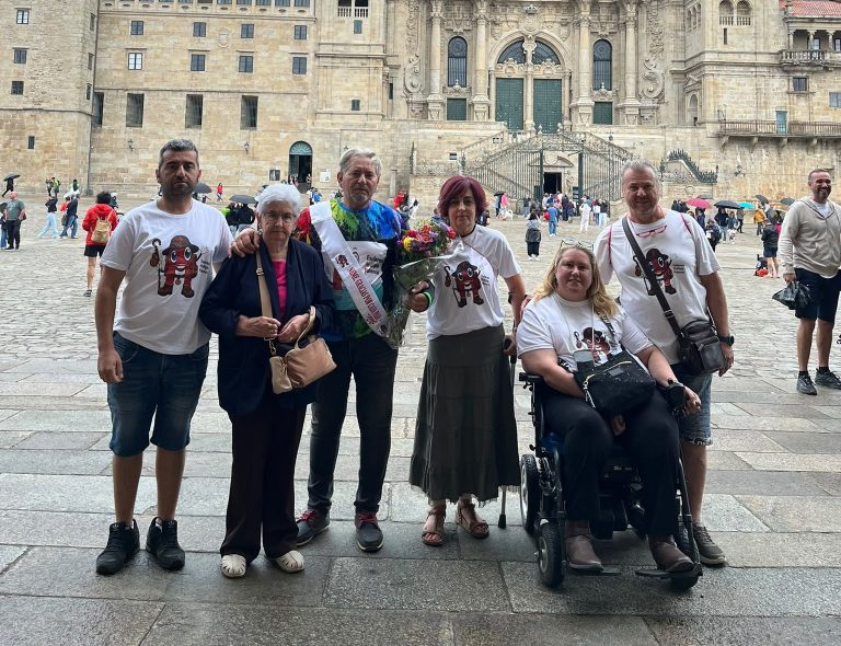 Un peregrino percorre máis de 700 quilómetros ata Santiago para dar visibilidade á esclerose múltiple