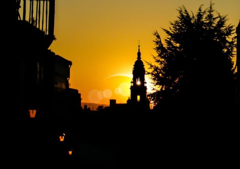 Turismo de Santiago repartirá 2.026 gafas para seguir a eclipse solar do 12 de agosto