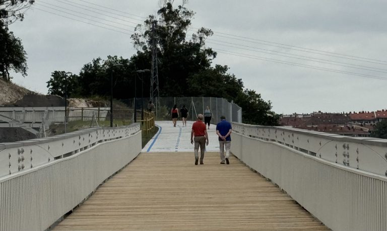 Rueda sobe na bicicleta para celebrar a apertura da senda entre Santiago e O Milladoiro mentres o BNG mantén as críticas polo impacto ambiental