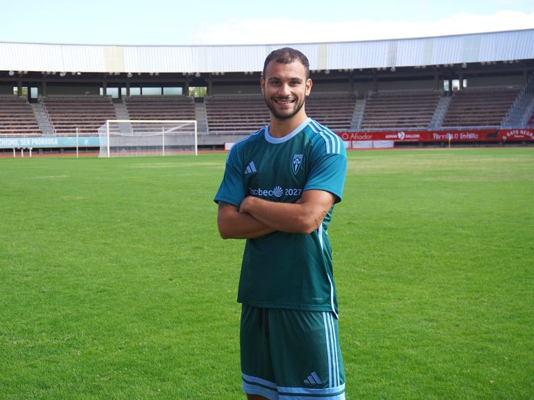 Roque González regresa ao Compostela para reforzar a defensa en Segunda Federación