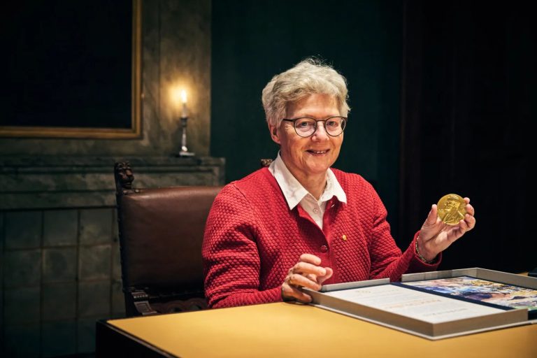 A Nobel de Física Anne L’Huillier levará a Santiago o universo dunha milmillonésima de milmillonésima de segundo