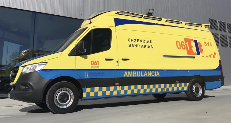 O choque dun coche contra un banco deixa tres hospitalizados en Santiago