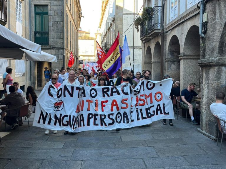 Centos de persoas percorren Santiago para denunciar o racismo ante a crise migratoria de Ceuta