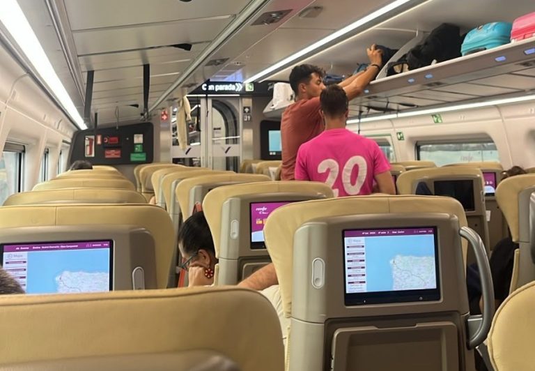 Unha avaría deixa máis de dúas horas parados en Santiago os pasaxeiros dun Avlo con destino Madrid