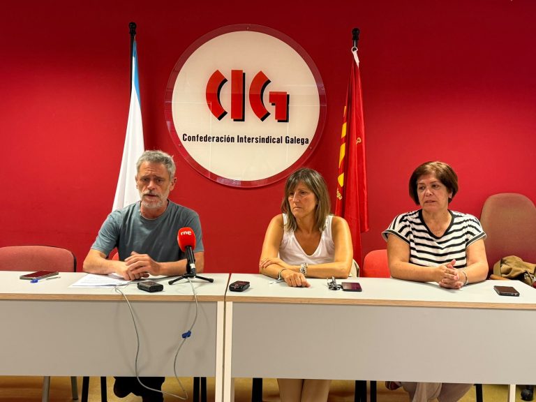Traballadores de conserxería e limpeza dos colexios de Santiago volverán á folga
