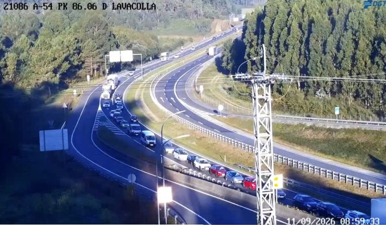 Cortan a A-54 en Santiago tras un choque en cadea de varios vehículos