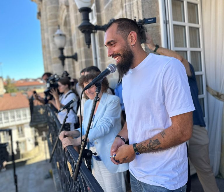 Santiago homenaxea a Borja Iglesias tras proclamarse campión do mundo coa Selección Española