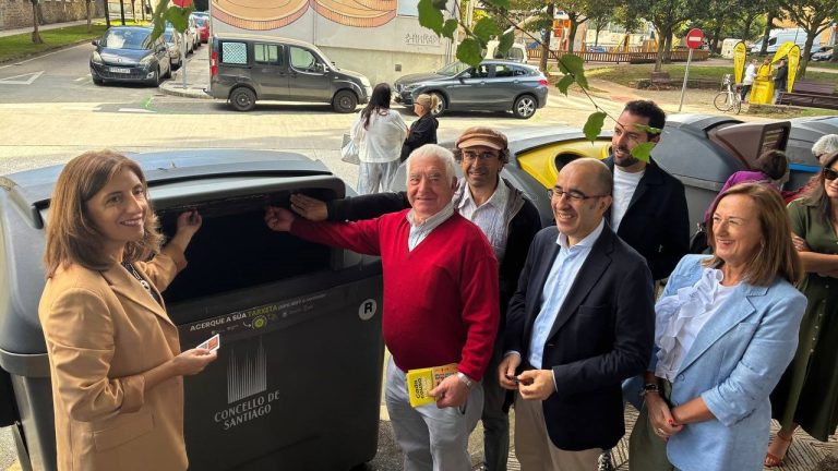 Santiago proba no Restollal e o Castiñeiriño colectores de resto que só abrirán con tarxeta