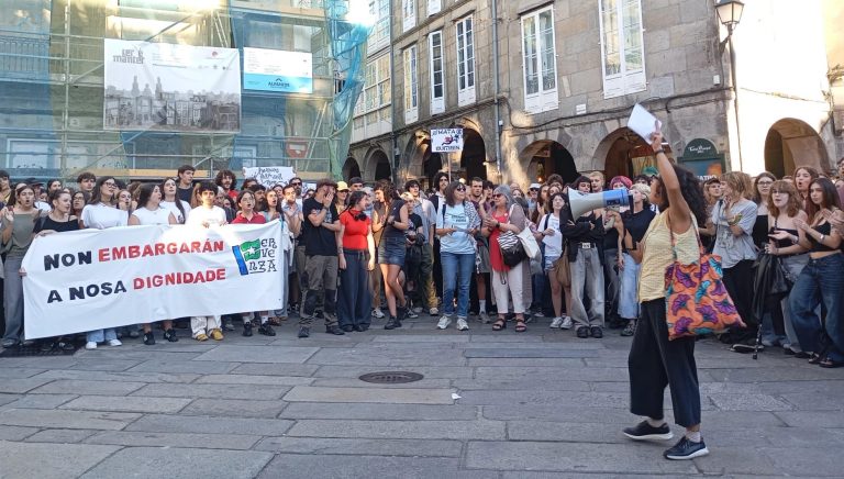 Arredor de 200 persoas percorren Compostela contra o desafiuzamento de Maricarmen en Madrid
