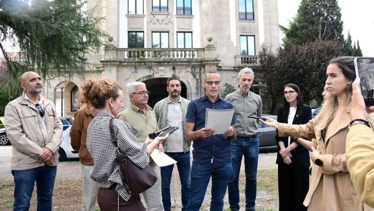 Antigos alumnos reclaman financiamento público para rehabilitar e reabrir o Colexio Maior San Clemente